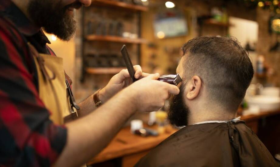 Jakie dodatkowe usługi barberskie pomagają uporządkować brodę, siwiznę i prezencję