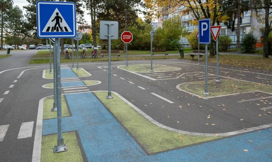 Kiedy tabliczka wyłączająca rowery z zakazu wjazdu ma sens na osiedlu i parkingu