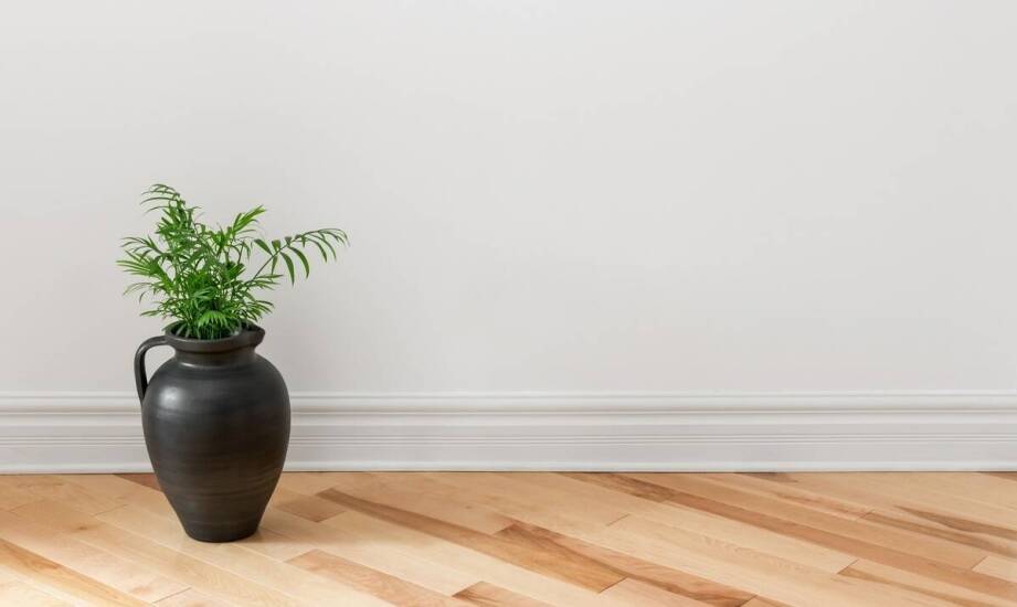 Jak kolor i materiał wazonu art déco zmieniają odbiór mebli z litego drewna