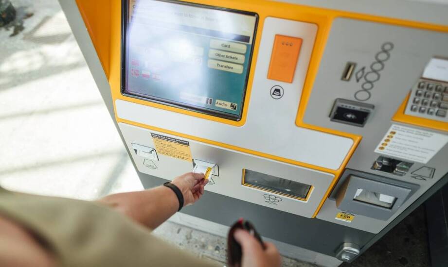 Kiosk do pracy na zewnątrz — co decyduje o trwałości, montażu i serwisie