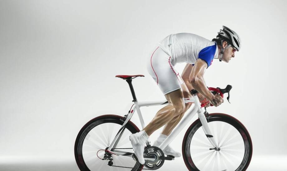 Jak dobrać koszulkę bazową do biegania, roweru i sportów zimowych