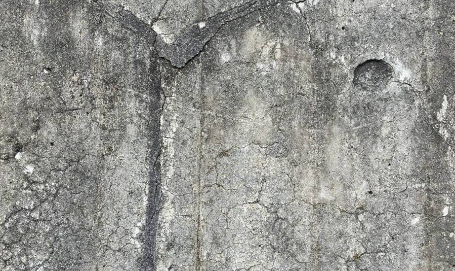 Dlaczego beton przecieka mimo solidnej konstrukcji — gdzie szukać rzeczywistego źródła wody