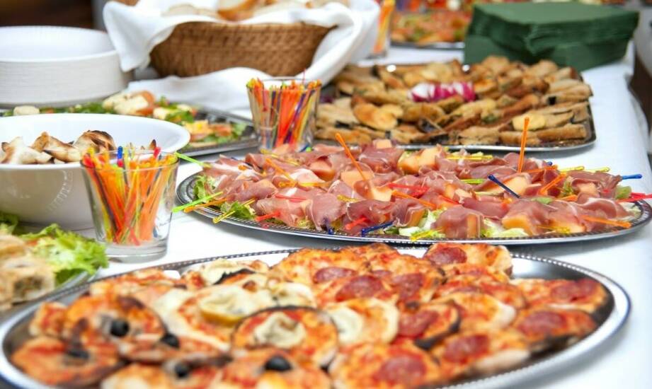 Jak zaplanować włoski catering z dowozem, żeby jedzenie utrzymało rytm imprezy