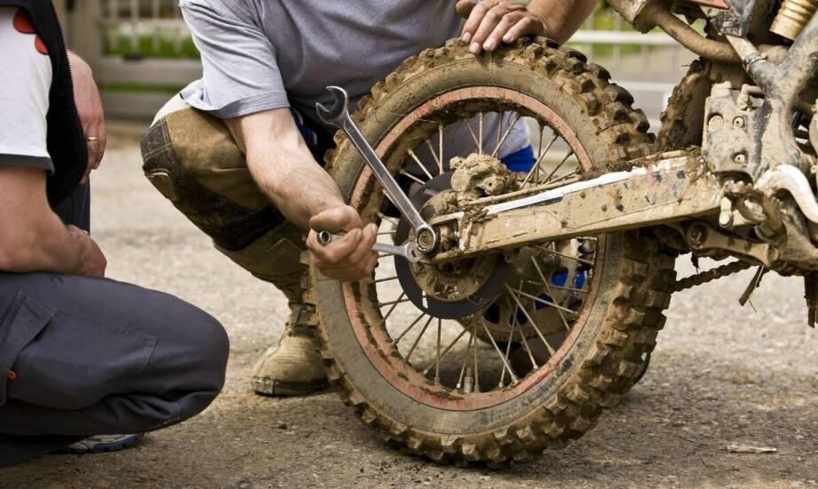 Jak dobrać środki serwisowe do motocykla terenowego po błocie, piachu i myciu ciśnieniowym