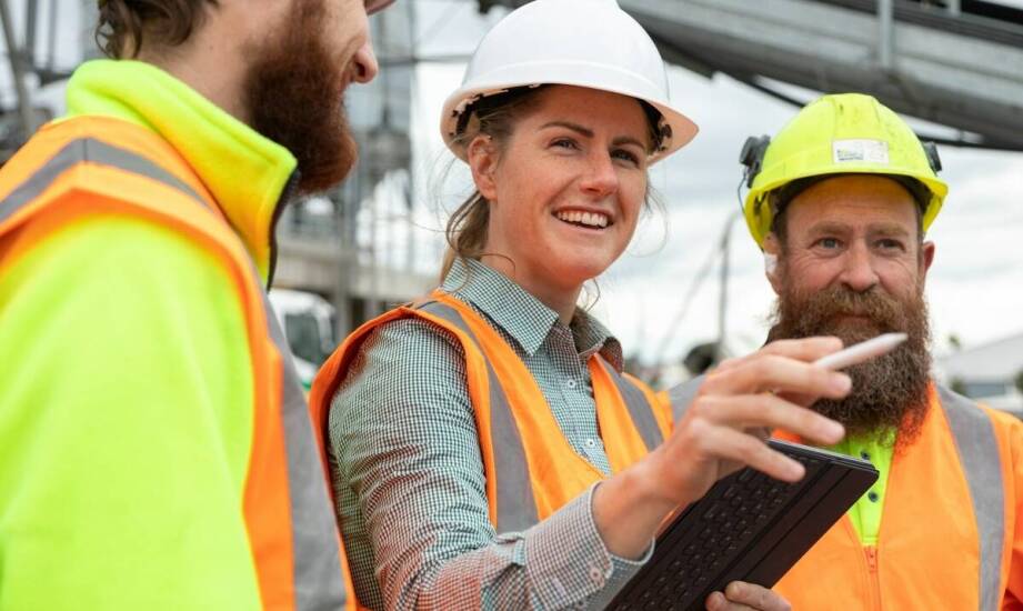 Jak dobrać wyposażenie BHP do zadań ekip technicznych pracujących na budowach i instalacjach