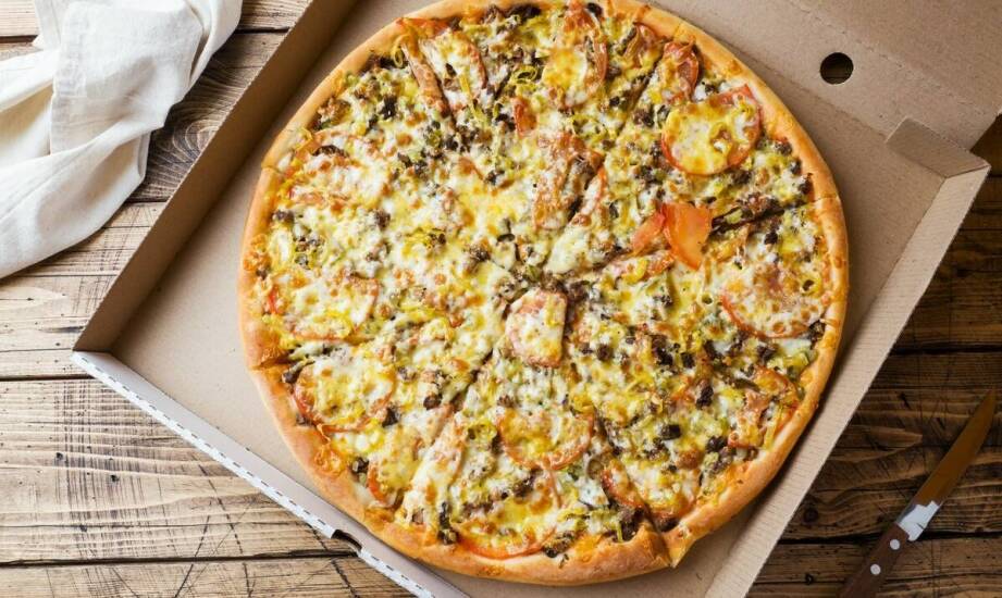 Jak odróżnić pizzę, która dobrze znosi dowóz, od tej tracącej formę po przyjeździe