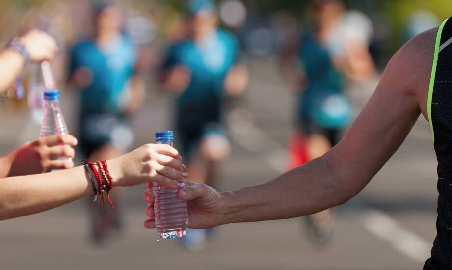Kiedy żel energetyczny ma sens podczas długiego biegu i w triathlonie