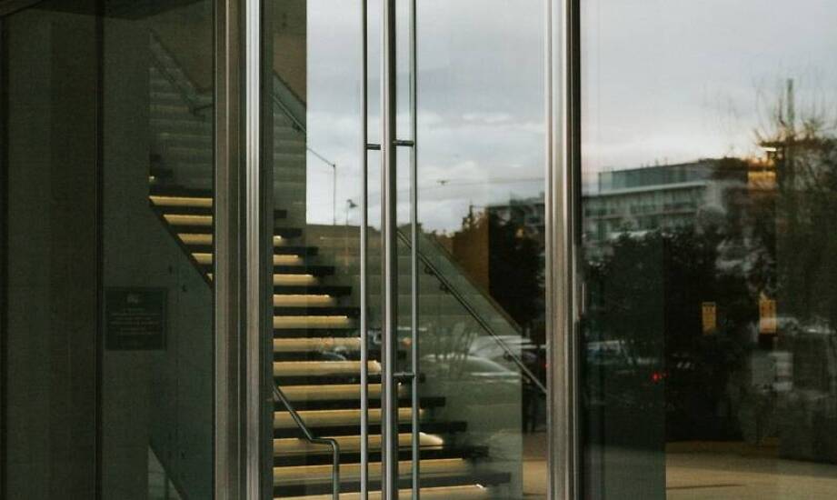 Jak system prowadzenia wpływa na komfort stalowo-szklanych drzwi między kuchnią a salonem