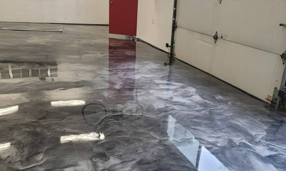Jak przebiega renowacja zużytej posadzki w istniejącej hali przemysłowej i co decyduje o zakresie prac