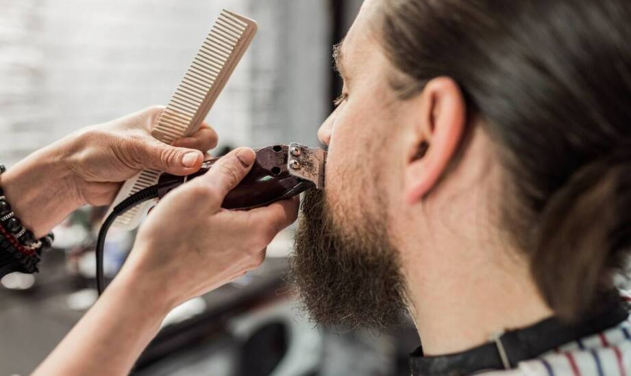 Barberskie cięcie mężczyzn i chłopców — kiedy liczą się kontur, tempo i praca z zarostem