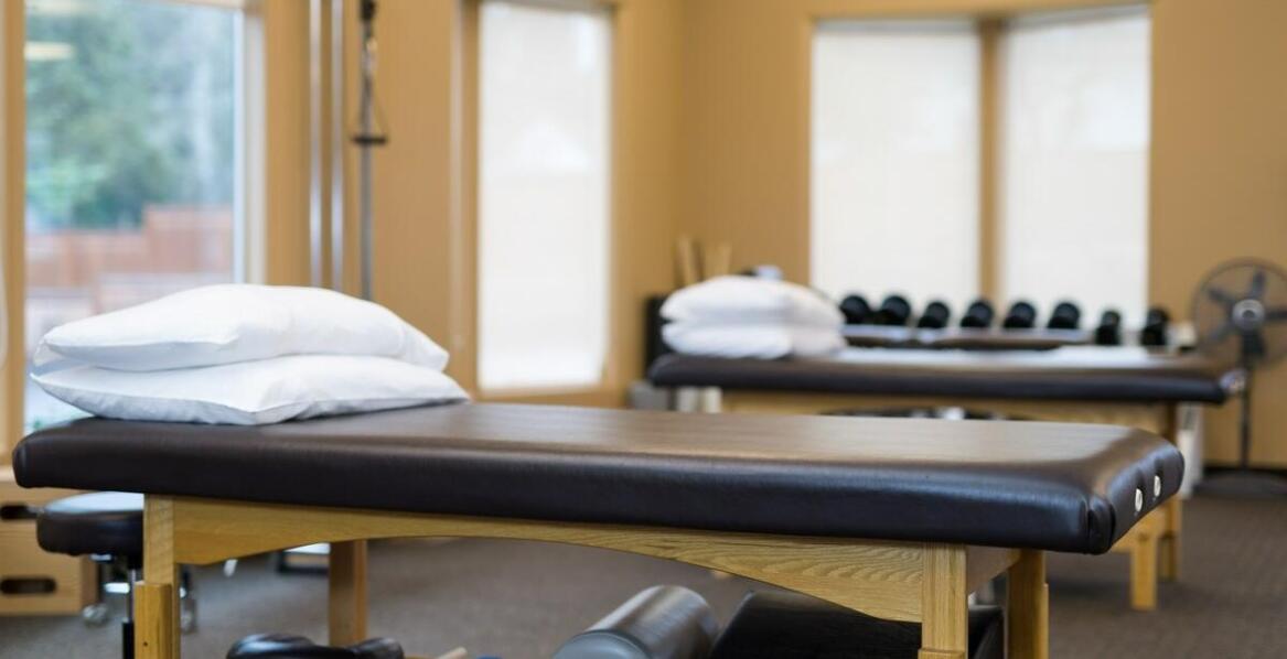 Dlaczego chiropraktyka i fizjoterapia odpowiadają na różne przyczyny bólu kręgosłupa