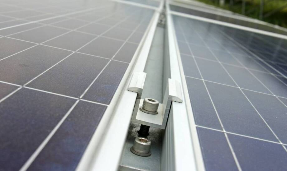 Stal Magnelis w komponentach montażowych instalacji PV — kiedy korozja staje się realnym zagrożeniem