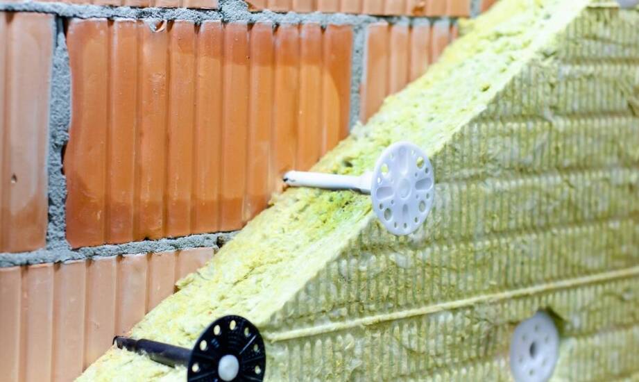 Przygotowanie starej elewacji pod płyty PIR — kiedy podłoże decyduje o trwałości systemu