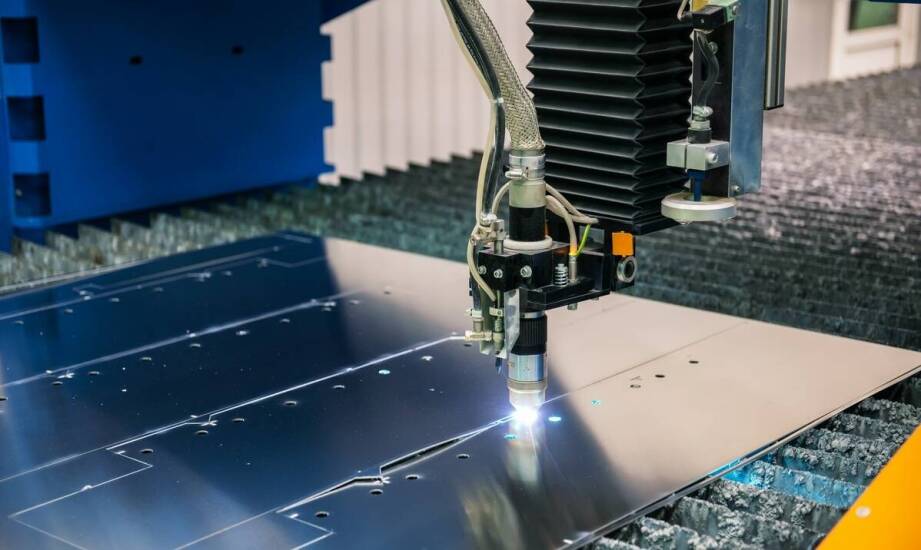 Jak precyzyjne cięcie laserowe wspiera produkcję komponentów dla motoryzacji, lotnictwa i energetyki