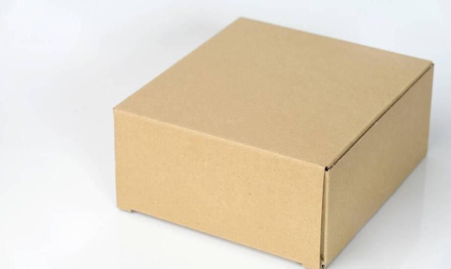 Kiedy opakowanie samoklejące usprawnia wysyłkę e-commerce, a kiedy ogranicza elastyczność pakowania