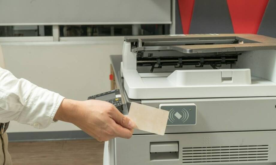 Kiedy własny druk kart PVC wspiera identyfikację pracowników, gości i kontrolę wejść