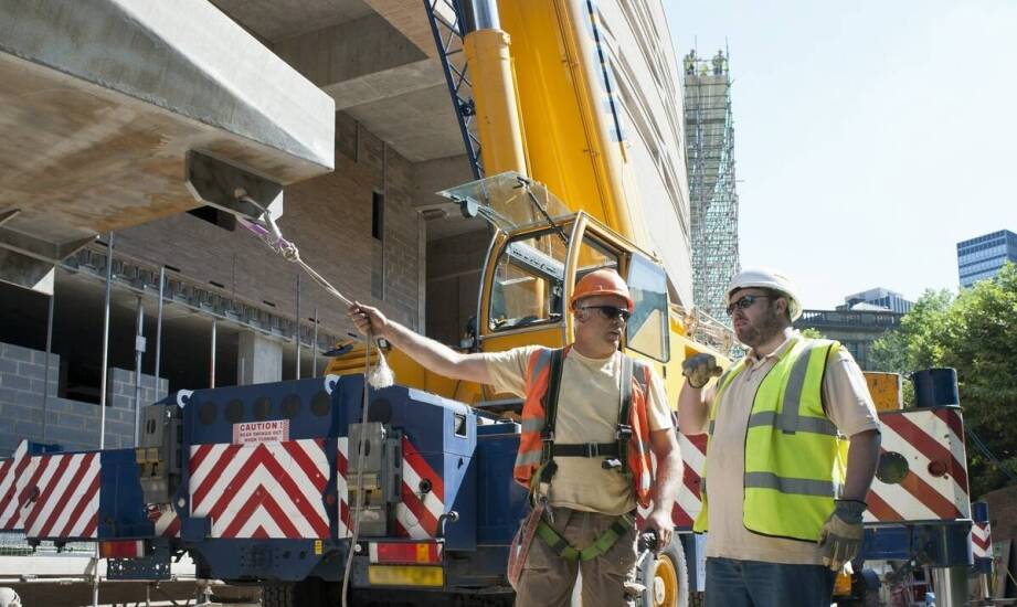 Jak ustawić kolejność dostaw, dźwigu i ekipy montażowej, żeby nie blokować budowy