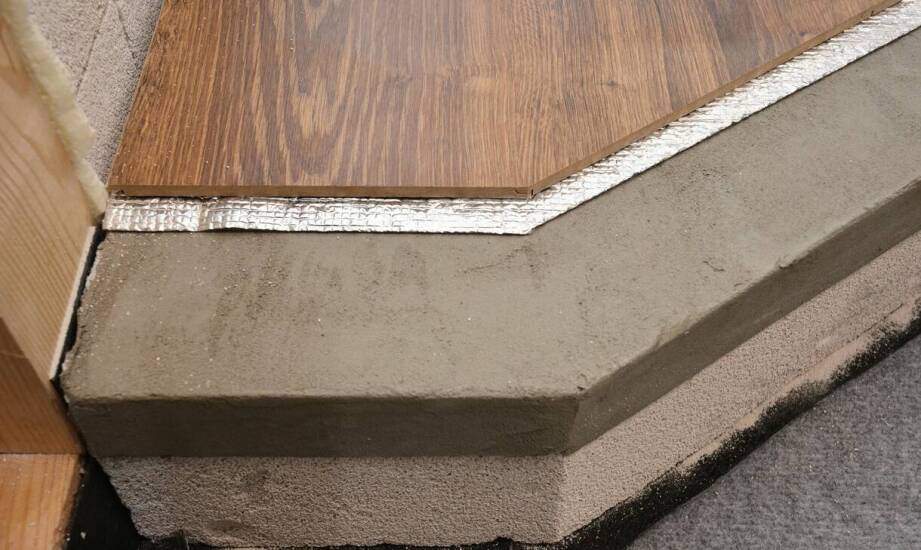 Jak zamontować listwę przy tarasie z desek kompozytowych, by nie blokować pracy materiału