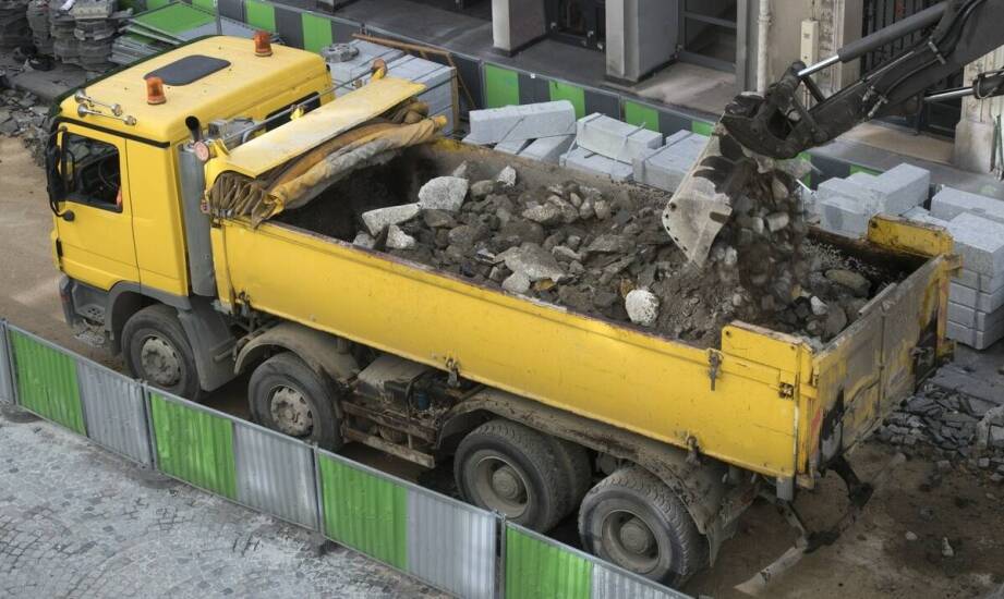 Kiedy transport wywrotką ma więcej sensu niż kontener przy gruzie i kruszywie