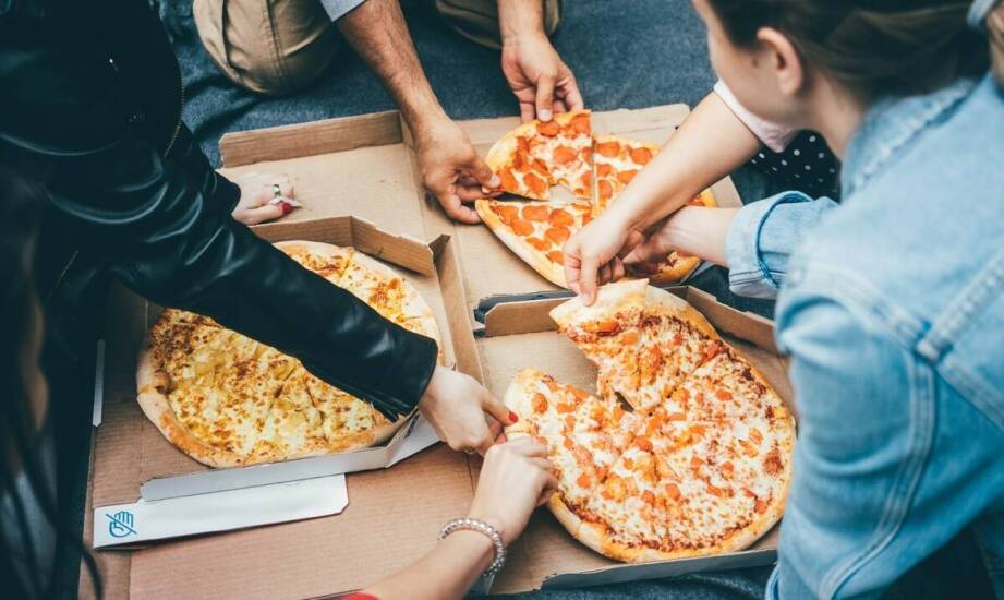 Jak dobrać pizzę na dowóz we Wrocławiu do liczby osób i apetytu