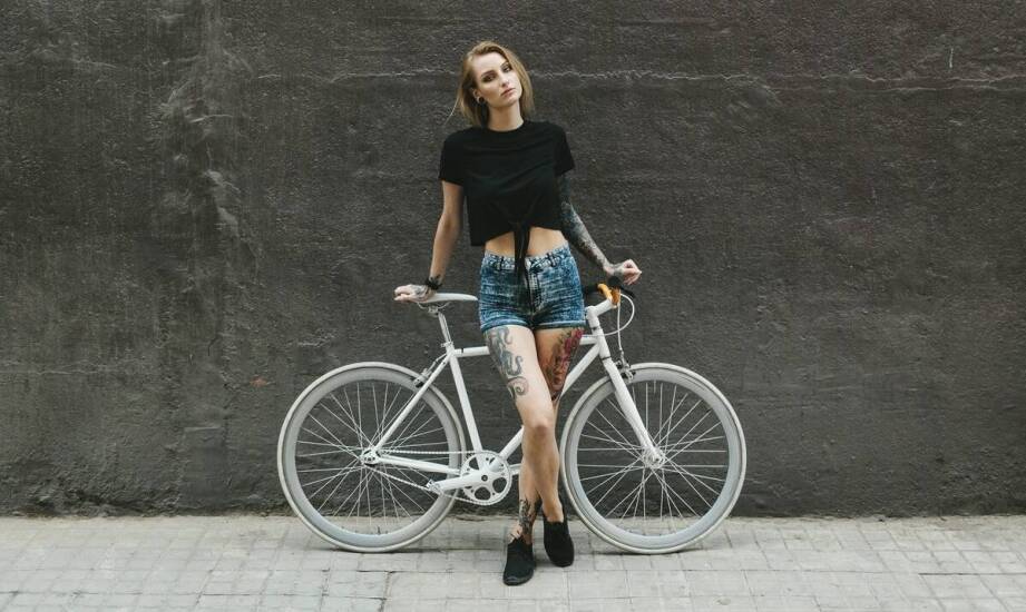Jak nosić mom fit szorty jeansowe w stylu streetwear i Y2K poza plażą