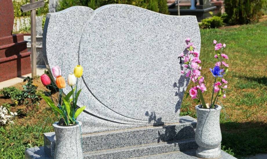 Jak granit i marmur wpływają na wygląd oraz trwałość nagrobka