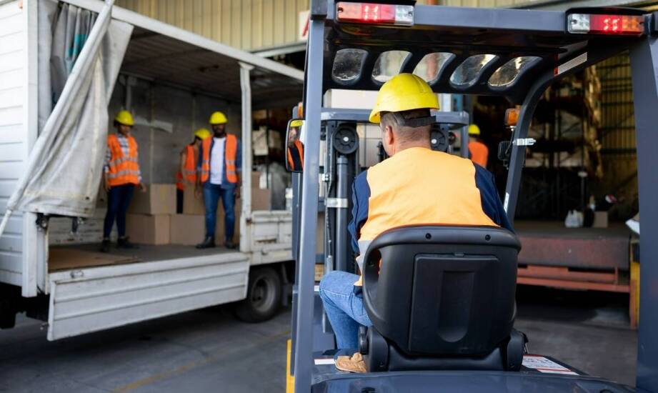 Jak przygotować odbiór dostawy fajerwerków do sklepu sezonowego, gdy liczą się ADR i rozładunek