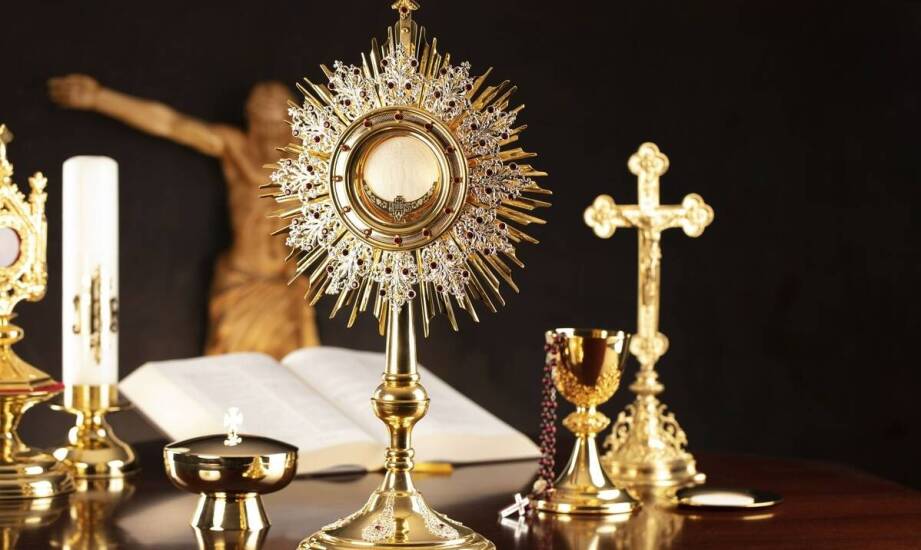 Jak przebiega zamówienie monstrancji dopasowanej do liturgii i przestrzeni prezbiterium