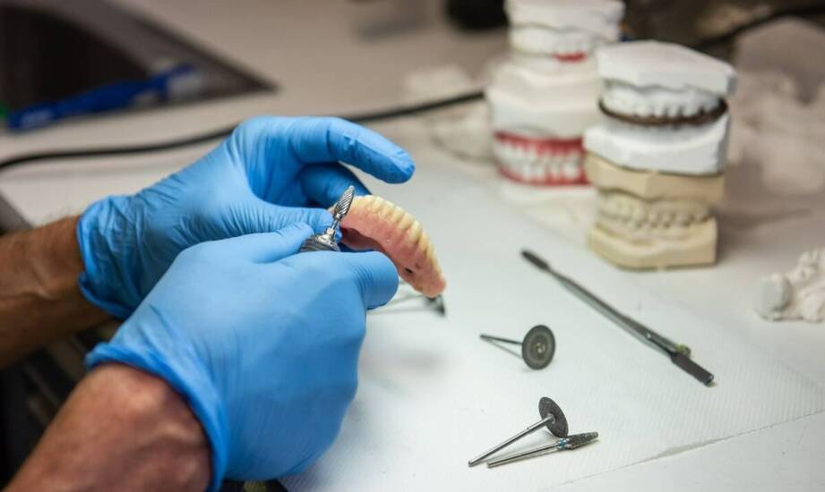 Laboratoryjna naprawa protezy ruchomej — co zmienia materiał i miejsce pęknięcia