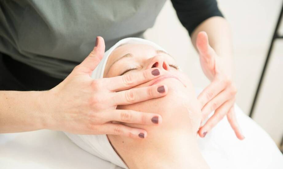 Zabiegi pielęgnacyjne w hotelowym SPA — jak dobrać je do potrzeb skóry i odpoczynku