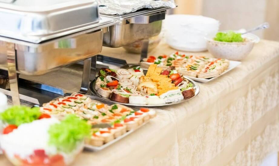 Komunia w domu lub sali: jak budżet, menu i dostawa wpływają na przebieg przyjęcia