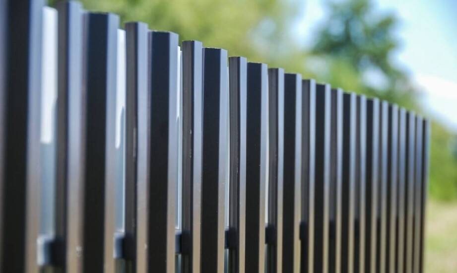 Pionowe profile aluminiowego ogrodzenia — co wpływa na trwałość i koszt