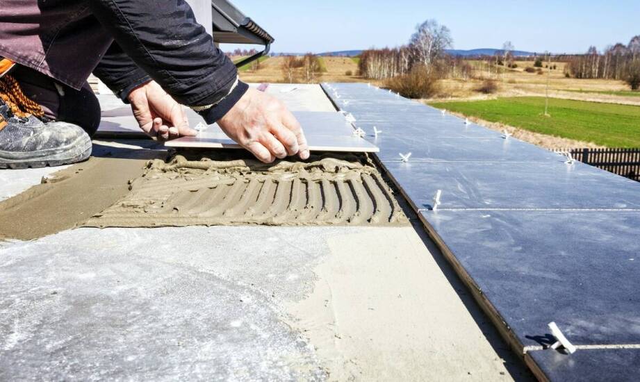 Jak przebiega montaż płyt na dachu i ścianach bez późniejszych problemów ze szczelnością