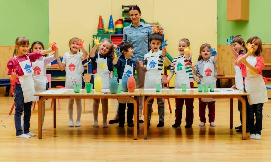 Dlaczego te same przybory do plastyki działają inaczej w żłobku i przedszkolu
