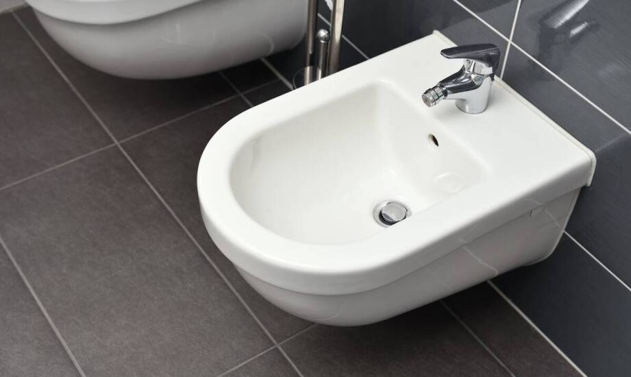Bidetka ścienna w małej łazience — kiedy zastąpi bidet i nie wymaga kucia