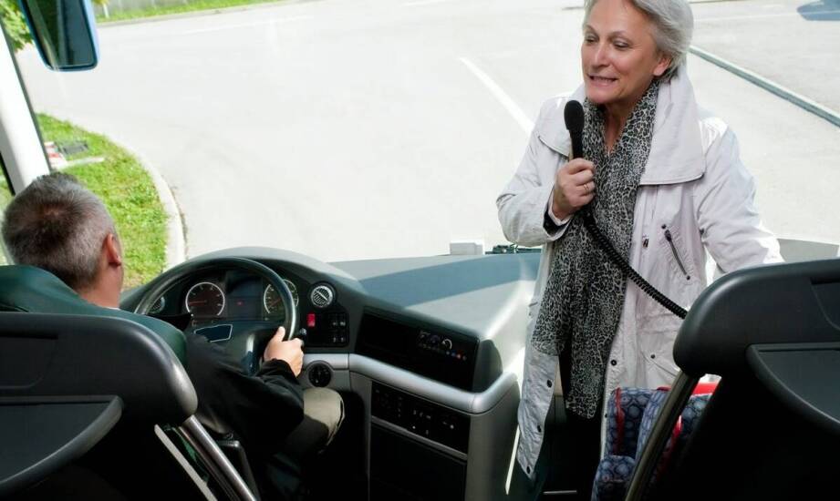 Bus z kierowcą przy małych grupach i transferach — kiedy to rozwiązanie ma sens