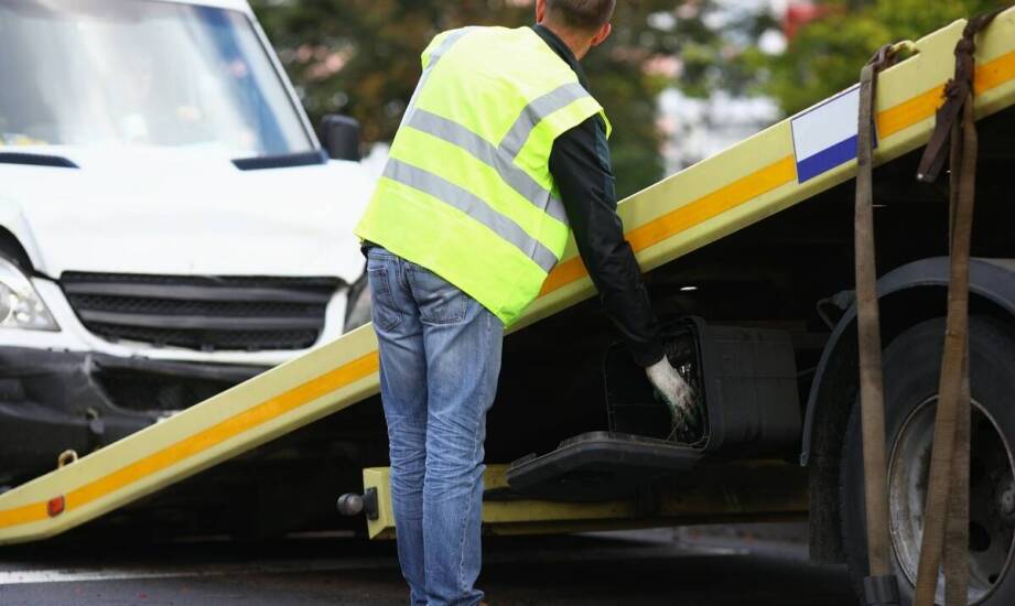 Kiedy po awarii wystarczy serwis mobilny, a kiedy potrzebne jest holowanie lub transport specjalny