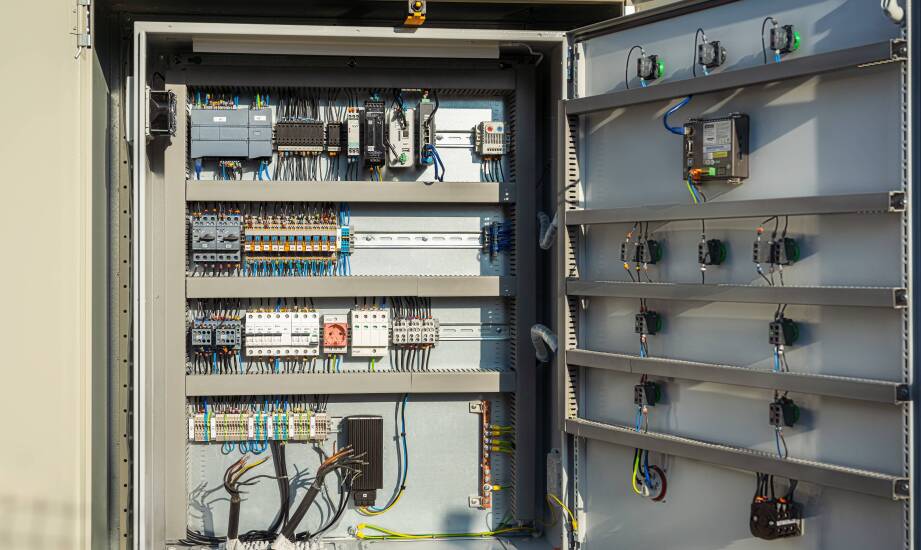 Od projektu do odbioru — co obejmuje realizacja instalacji elektrycznej w obiekcie przemysłowym