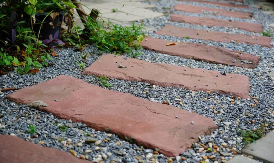 Grys, otoczaki i kamień łamany — który materiał lepiej sprawdza się w ogrodach wokół Kalisza