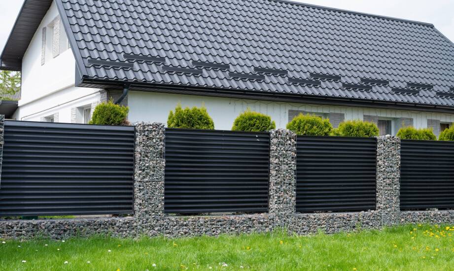 Jak dobrać kolor blachy, by dach i metalowe ogrodzenie tworzyły spójny wygląd domu