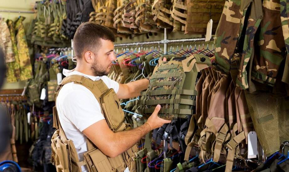 Jak wykorzystać lokalny sklep militarny przy doborze sprzętu do airsoftu i survivalu