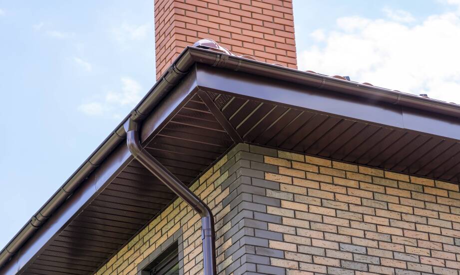 Dlaczego koszt podbitki dachowej zależy bardziej od konstrukcji niż od materiału