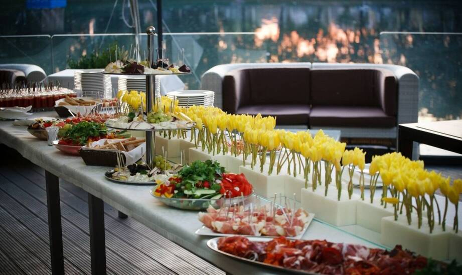 Jak dopasować catering do wesela i eventu firmowego nad jeziorem, by uniknąć logistycznych zgrzytów