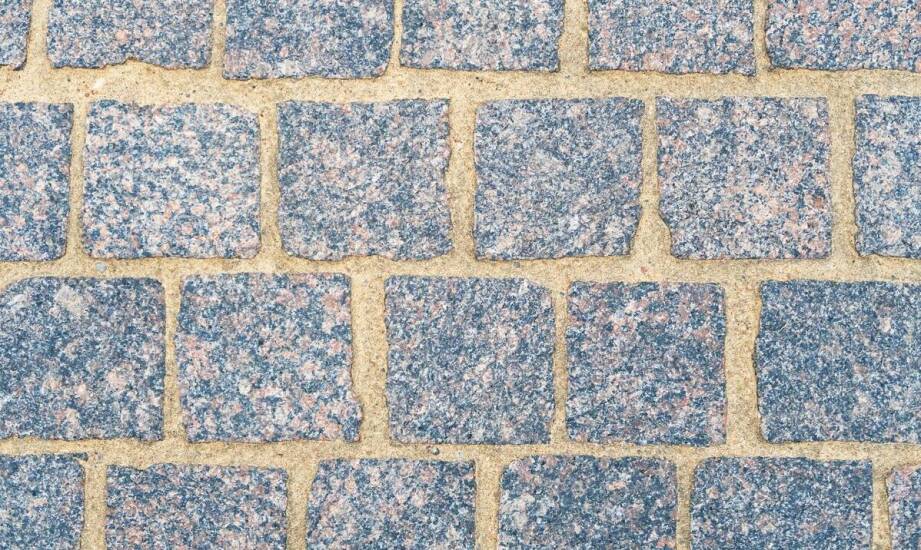 Kostka betonowa czy granitowa na podjazd i ogród w beskidzkim klimacie