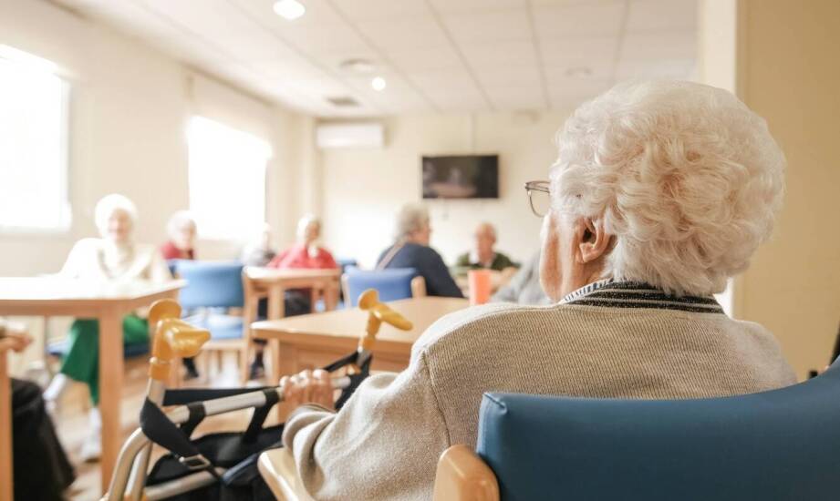 Po hospitalizacji lub przy demencji — kiedy senior potrzebuje opieki całodobowej, a kiedy pobytu dziennego