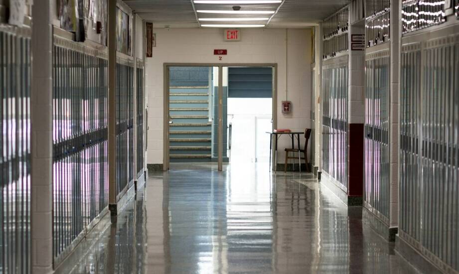 Dlaczego sprzątanie szkół i uczelni wymaga uwzględnienia posadzek zabezpieczonych polimerowo na korytarzach i wejściach