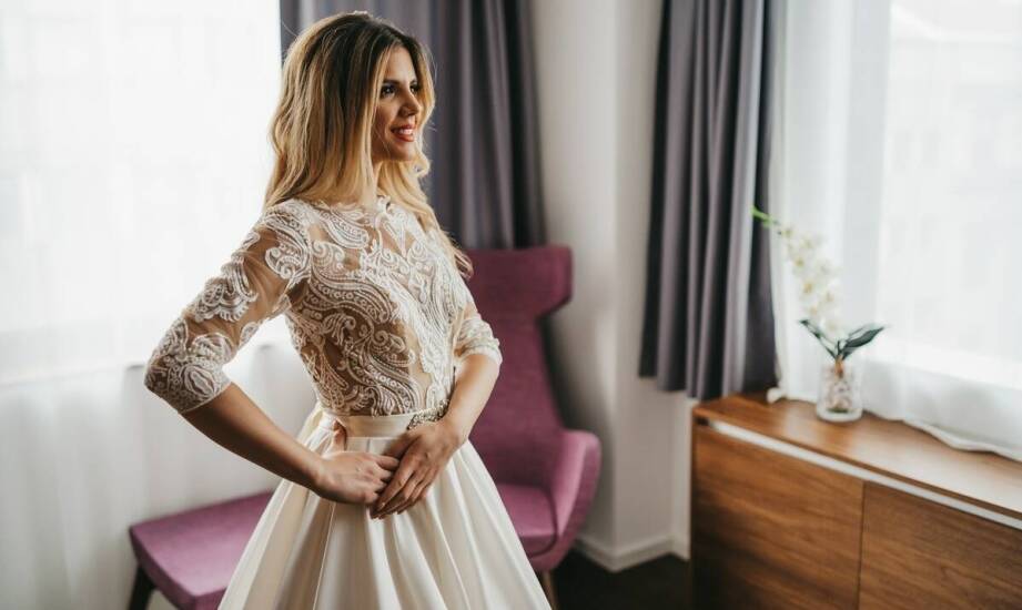 Jak dopasować suknię dla mamy panny młodej, by elegancja szła w parze z wygodą
