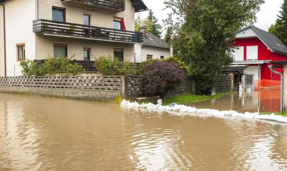 Jak lokalne ryzyka Warszawy wpływają na zakres i koszt ochrony mieszkania