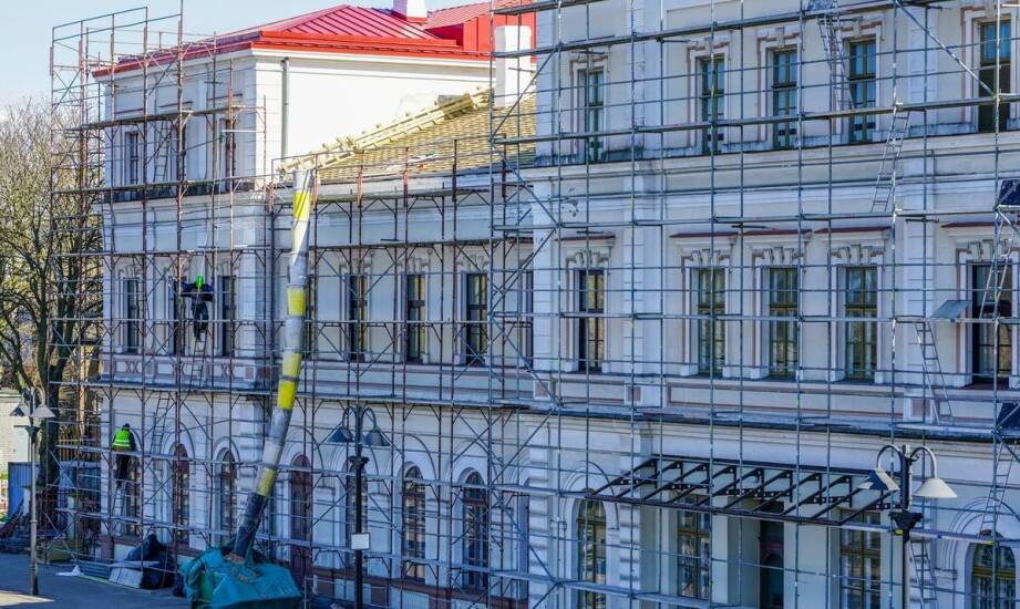 Dojazd i ustawienie zwyżki przy pracach na starówce i w zwartej zabudowie Sandomierza