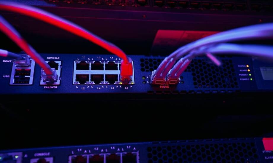 Kiedy adapter PoE ma sens w firmowej sieci z urządzeniami Ubiquiti